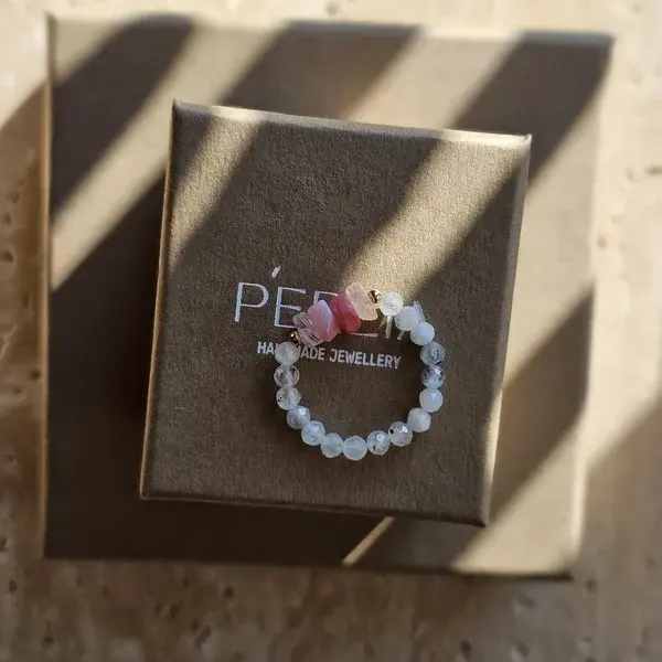 Pierścionek z kamienia księżycowego i kamienia opal