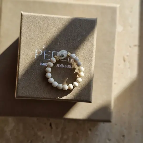 Pierścionek z kamienia rzecznego i kamienia księżycowego