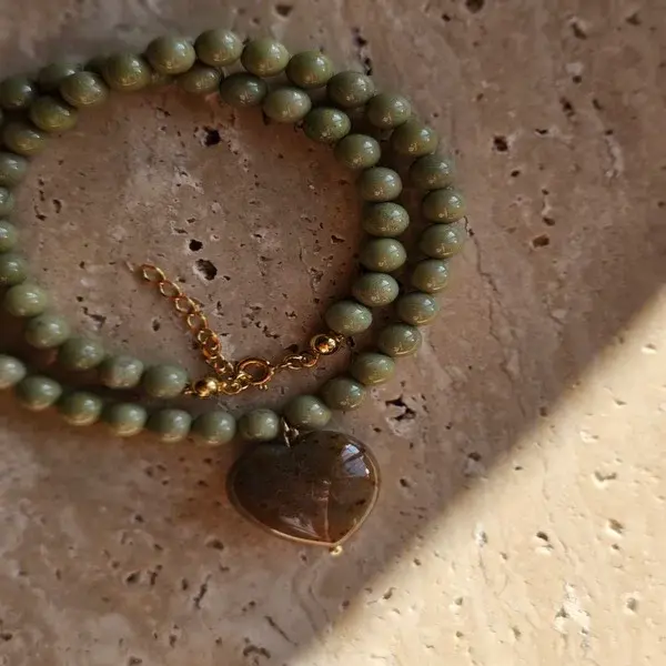 Naszyjnik z kamienia jaspis i zawieszki w kształcie serca