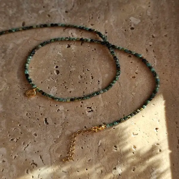 Naszyjnik z kamienia turkus i zawieszki w kształcie ślimaka