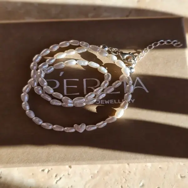 Naszyjnik z nieregularnych perełek z dodatkiem srebrnego serduszka