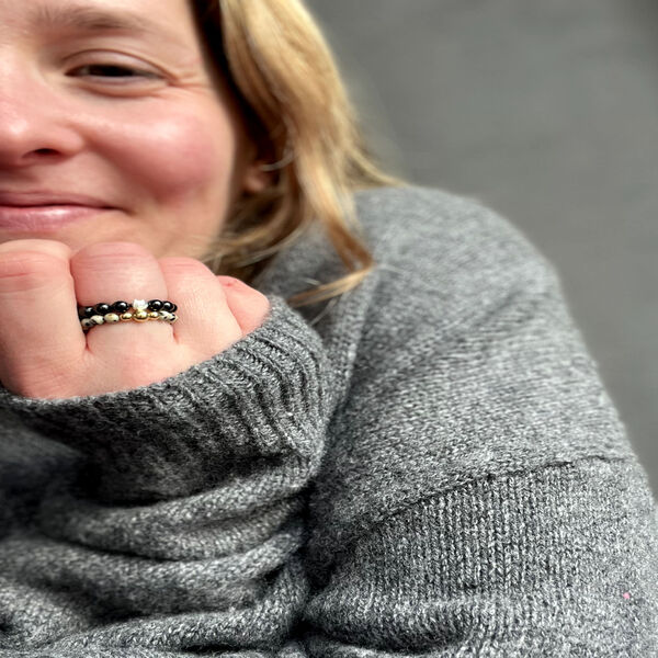 Pierścionek z jaspisu dalmatyńskiego i trzech pozłacanych kuleczek