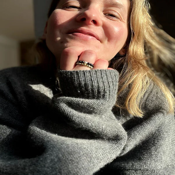 Pierścionek z jaspisu dalmatyńskiego i trzech pozłacanych kuleczek