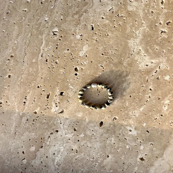 Pierścionek z jaspisu dalmatyńskiego i srebrnego koralika w kształcie ślimaka