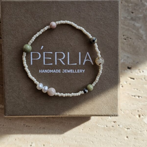 Bransoletka z koralików w kolorze beżowym z dodatkiem kamieni naturalnych