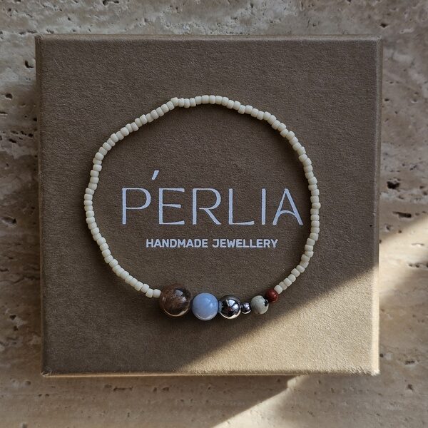 Bransoletka z koralików w kolorze beżowym z dodatkiem kamieni naturalnych