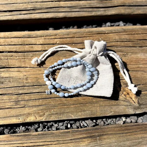 Naszyjnik z kamienia angelit z dodatkiem srebrnego kwiatka