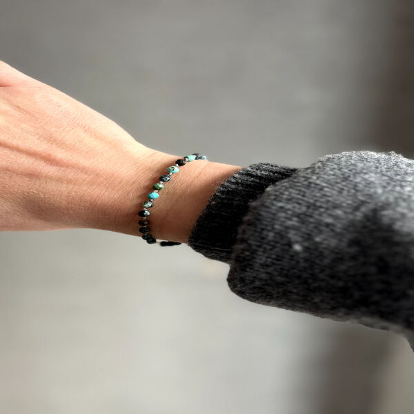 Bransoletka z kamienia turkus na szarej nici jedwabnej