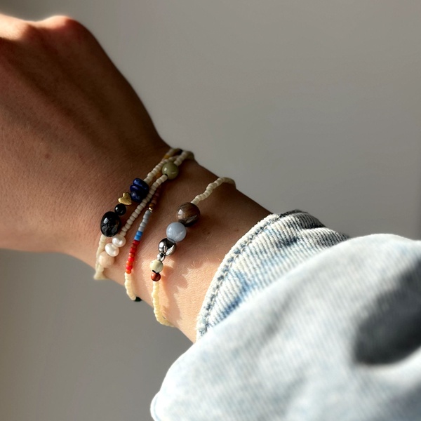 Bransoletka z koralików w kolorze beżowym z dodatkiem kamieni naturalnych