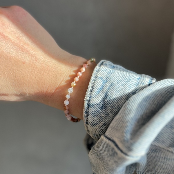 Bransoletka z kamienia opal na szarej nici jedwabnej na supełek