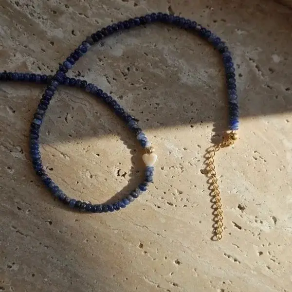 Naszyjnik z kamienia lapis lazuli z dodatkiem zawieszki w kształcie serduszka z masy perłowej