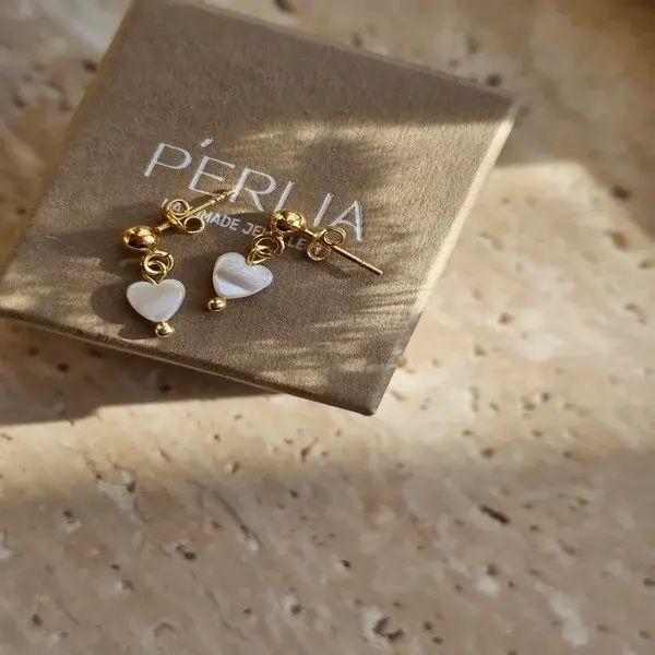 Kolczyki srebrne z dodatkiem zawieszki w kształcie serduszka z masy perłowej