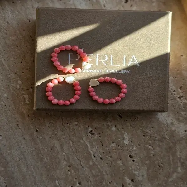 Pierścionek z kamienia koral i serduszka z masy perłowej