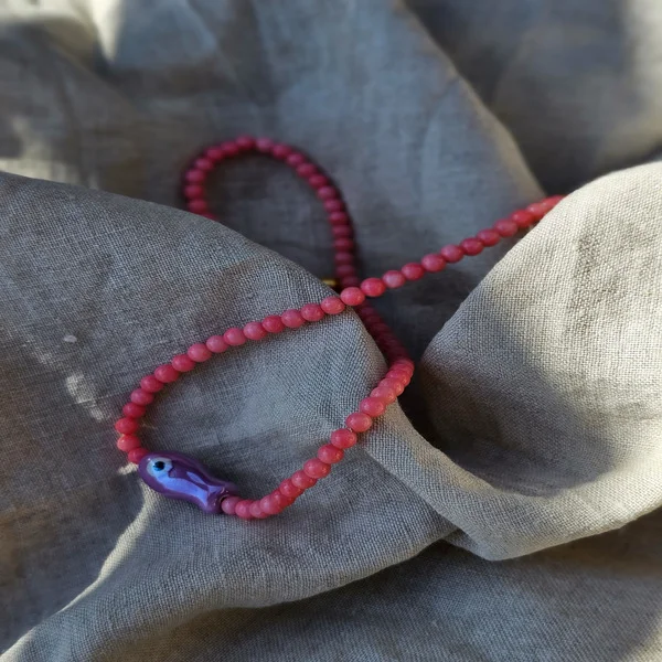 Naszyjnik z kamienia koral w pięknym różowym kolorze z dodatkiem ceramicznej rybki