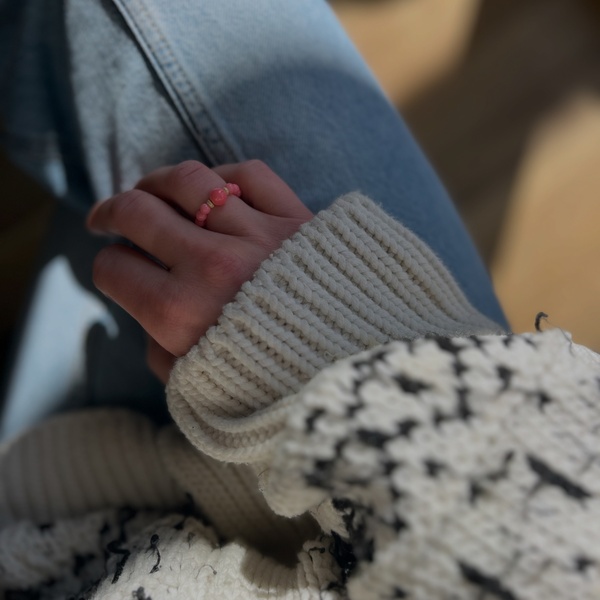 Pierścionek z kamienia koral z dodatkiem diamentowych oponek