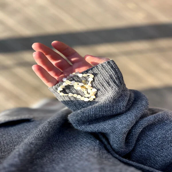 Naszyjnik z koralików i serduszek z masy perłowej